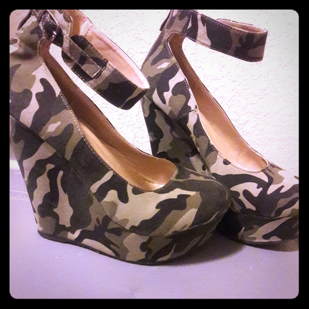 ***Final Price Drop *** Women's camouflage wedges